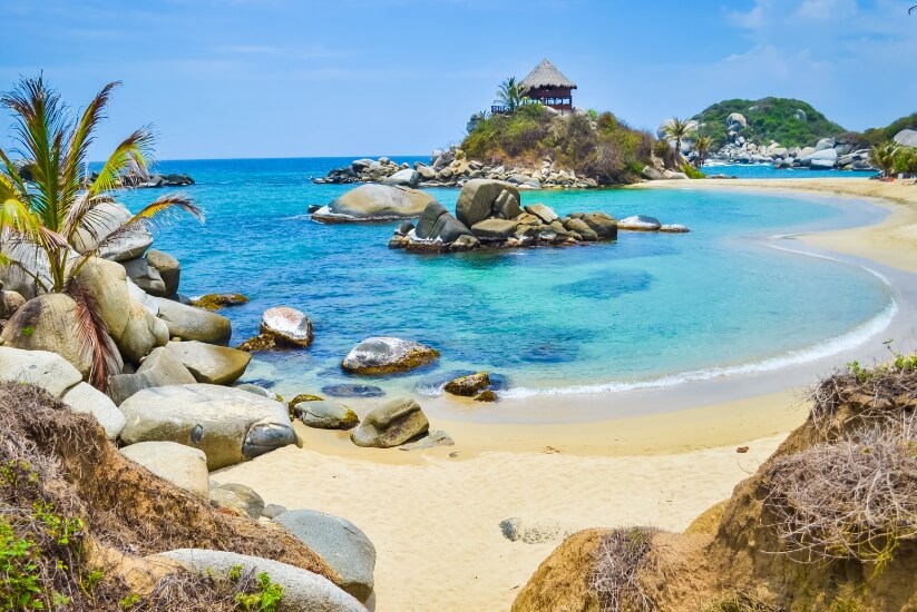 Imagen del parque tayrona, playas del Tayrona, lanchas en el mar, destinos lgbt