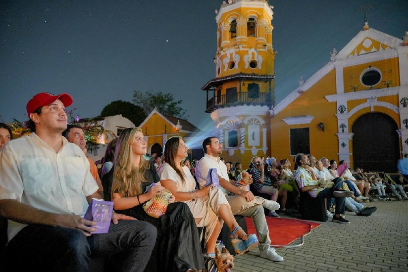Proyección de la película Crónica de una muerte anunciada en la Plaza Santa Bárbara, Mompox.