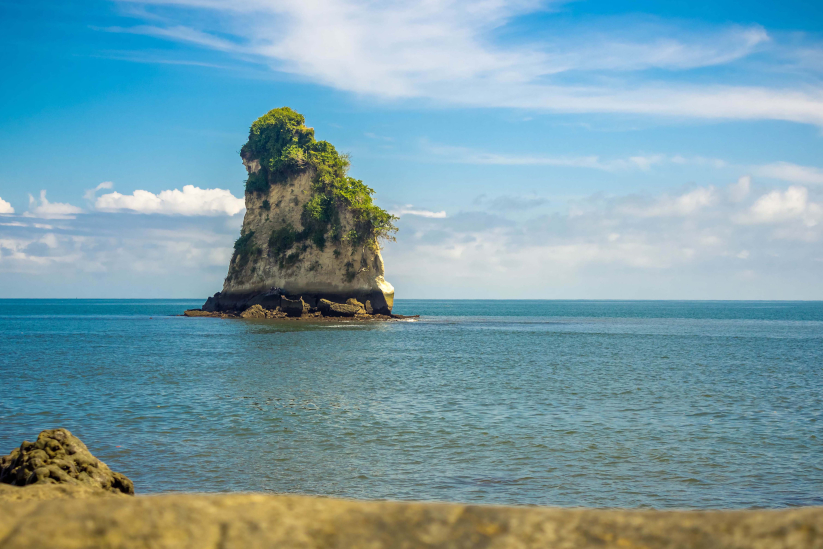 Vista de la peña en la Playa del Morro, Tumaco, Colombia