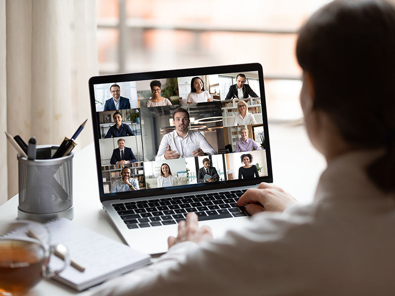 Mujer conectada a eventos empresariales online.