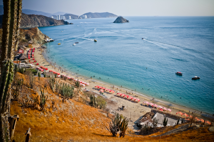 Vista del mar y la costa de Playa Blanca, Santa Marta, Colombia