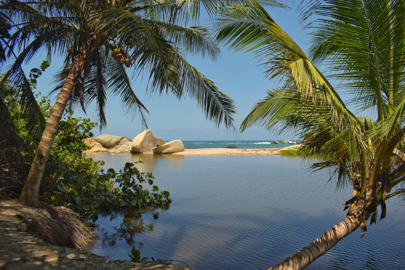 Vista del océano y la playa en el Parque Nacional Natural Tayrona, Santa Marta, Colombia