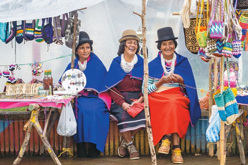 Femmes devant le marché à Silvia, Cauca, Colombie.