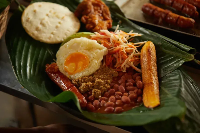 Bandeja paisa comida típica de Medellin