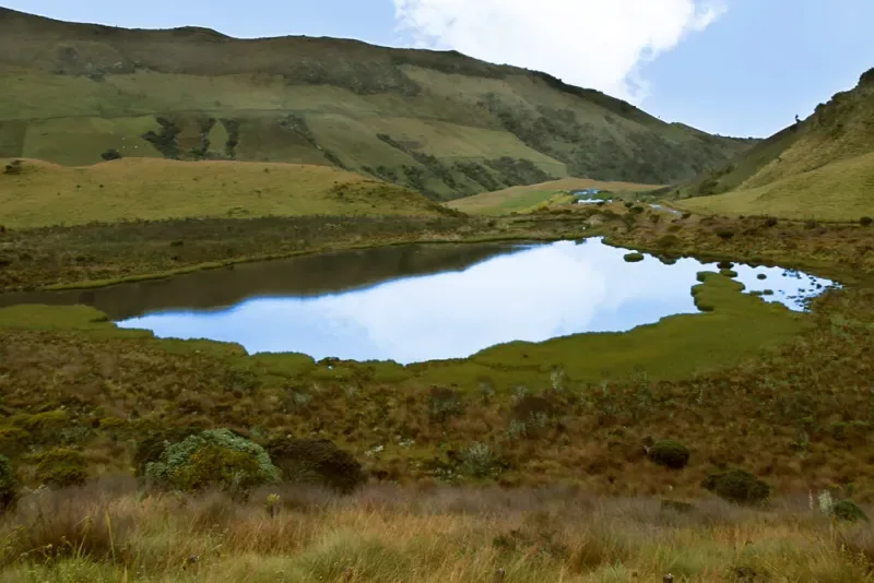 Laguna Verde, un miroir glaciaire entre les nevados del Ruiz et Santa Isabel