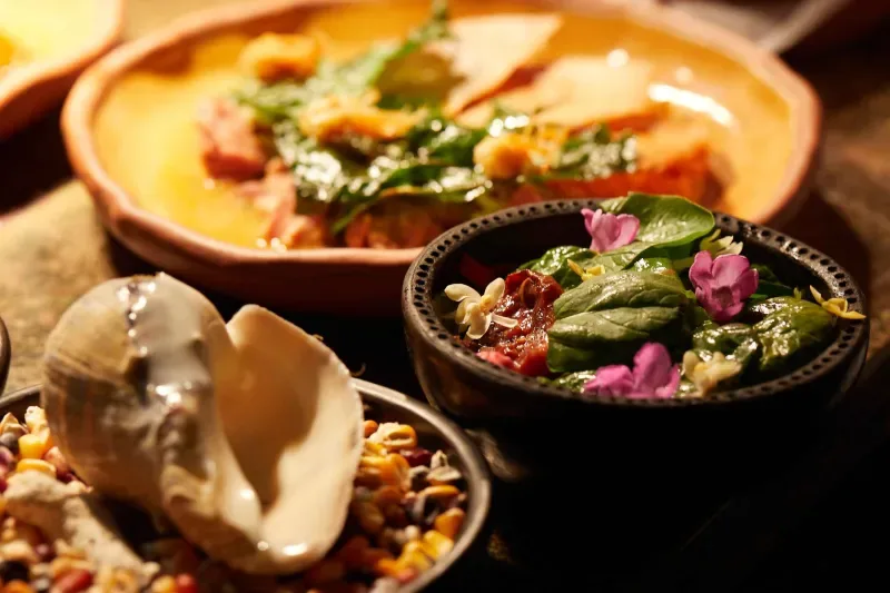 Palenquera aus Cartagena mit Früchten in der ummauerten Stadt.