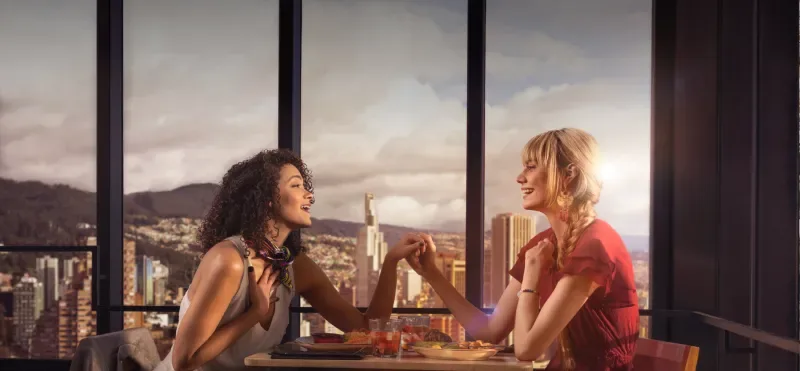 Dos mujeres comparten un almuerzo en la capital de Colombia.  Es una de las actividades LGBT en Bogotá