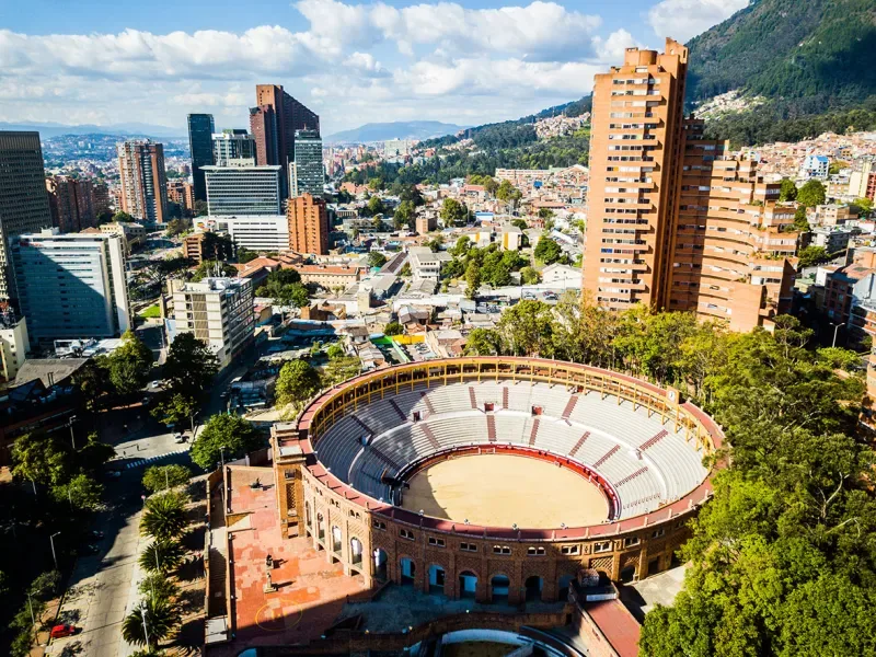 Vista panorámica de la ciudad Bogotá, donde se puede apreciar la plaza de toros. Recorrer la ciudad es una de las actividades LGBT en Bogotá