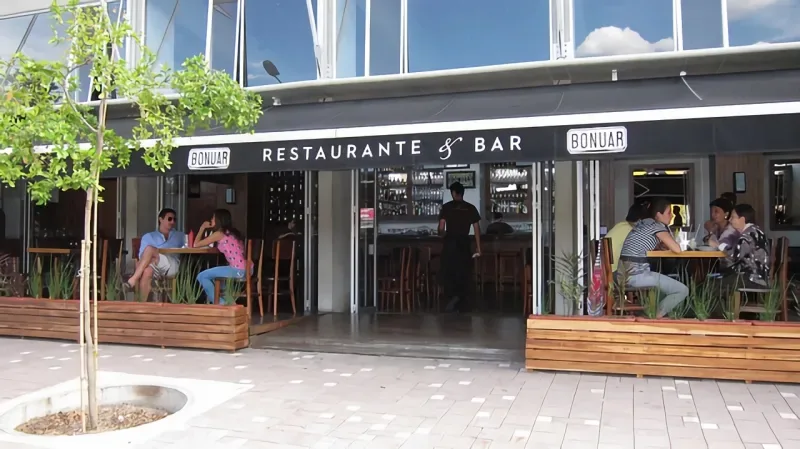 Disfruta de un guisado de camarones en el restaurante Bonuar en Medellín