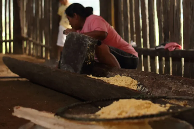 Una indígena de una comunidad de Leticia prepara alimentos