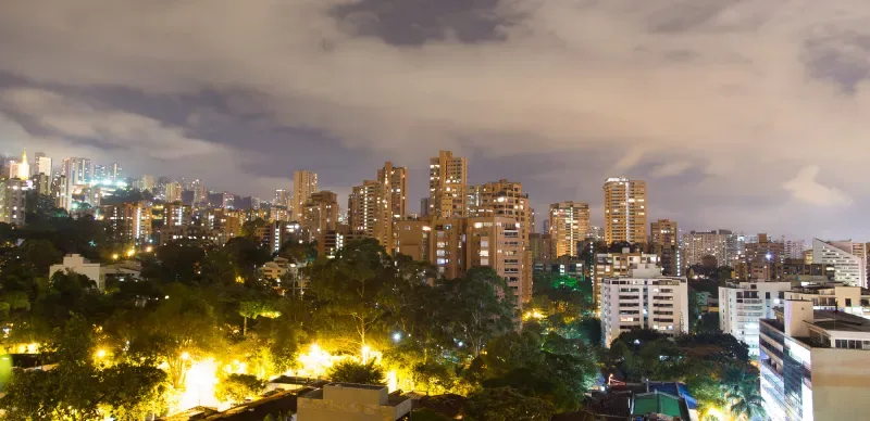Vista panorámica de la ciudad de Medellín de noche, con sus luces y edificaciones. Hace parte de la oferta LGBT en Medellín