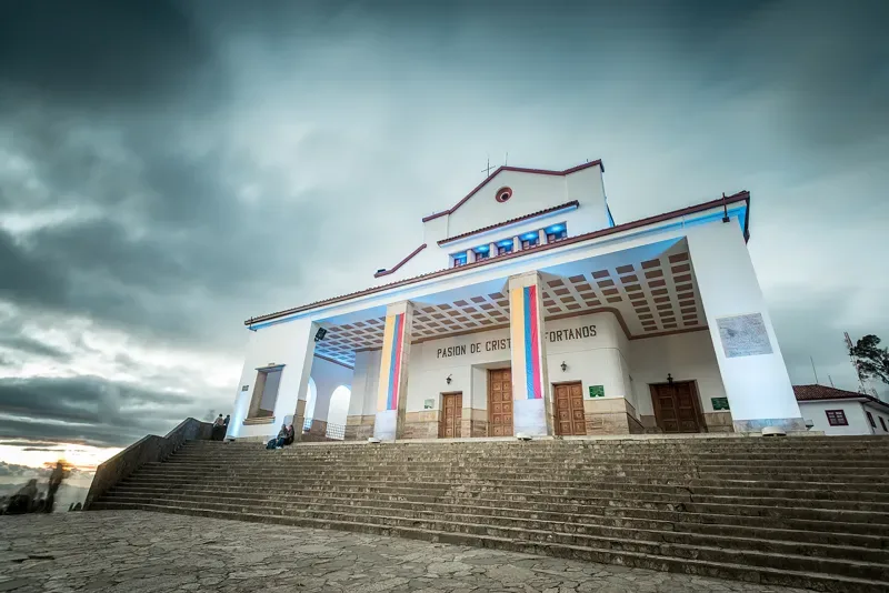 Santuario de Monserrate con banderas de Colombia