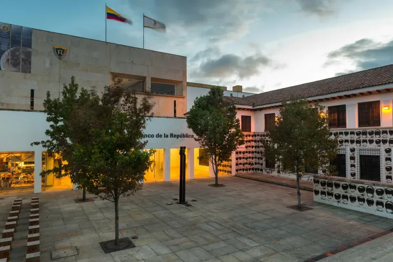 El hermoso Museo Botero en La Calderaria iluminado