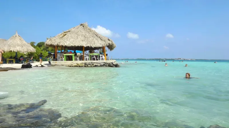 Playa de isla Múcura en Archipiélago de San Bernardo, Colombia