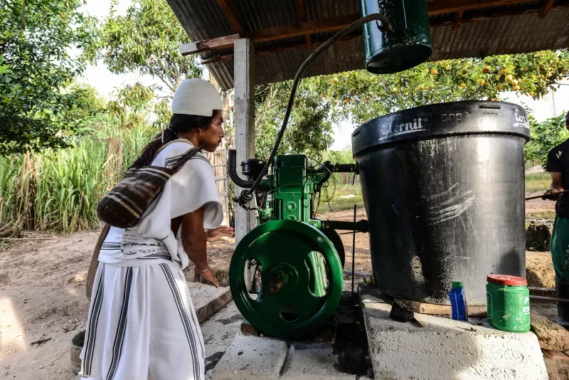 Un indígena arhuaco de la Sierra Nevada supervisa un mecanismo, hace parte de las visitas con expertos a comunidades indígenas