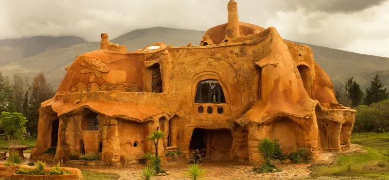 Fachada de la Casa Terracota en Villa de Leyva, Colombia.
