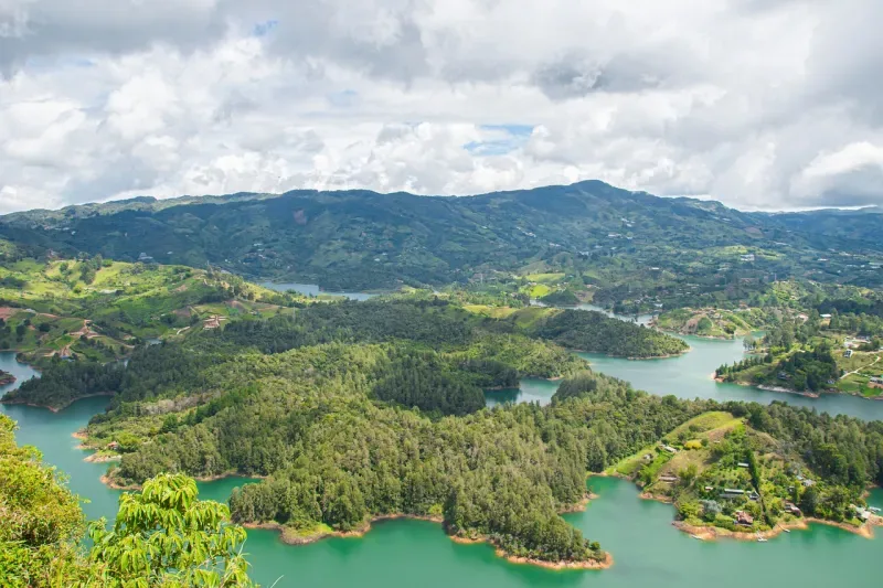 Visita Guatapé, municipio de Antioquia en la Región Andina