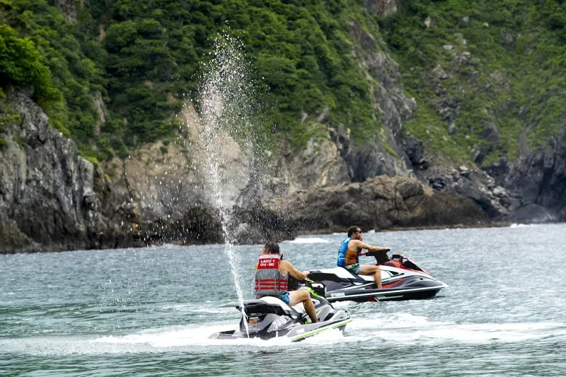 Turista en lancha en Santa Marta