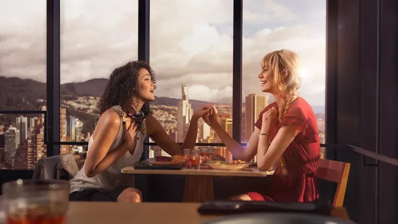 Pareja de mujeres en un restaurante de Bogotá