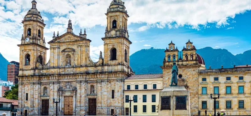 Panoramablick auf den Plaza de Bolívar, der seine Denkmäler zeigt.