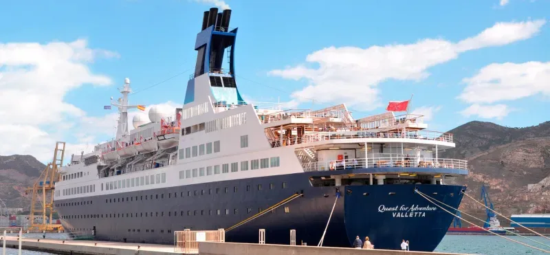 Cruceros en Cartagena Colombia. Crucero gigante en las aguas cristalinas de la ciudad de Cartagena