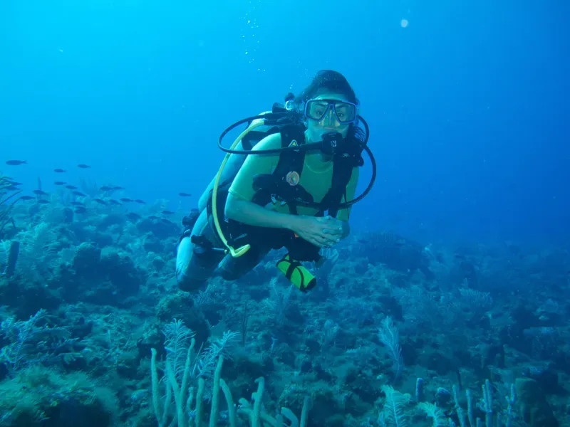 Une touriste plongeant dans la mer bleue de San Andrés, faisant partie de l'activité de plongée avec un but
