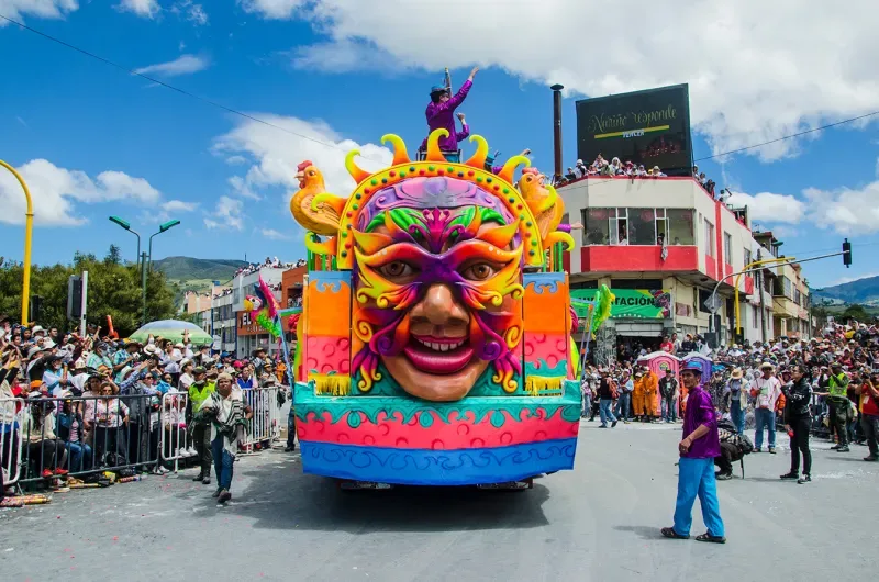El sur es mi norte te trae el Festival de negros y blancos en Pasto, donde una carroza llena de color es visualizada por miles de turistas en medio de la celebración