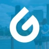 Logotipo blanco con forma de G sobre fondo azul con ciudad de fondo
