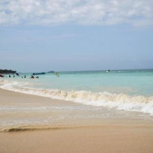Conoce la playa de Barú - Vista de mar cristalino de las playas de Barú, la bahía con arena blanca y la vegetación cercana