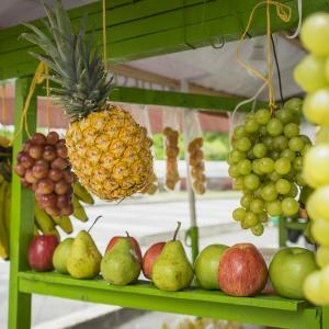 Varias frutas en una de las típicas carretas que hay en las calles de Cali
