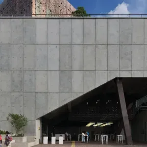 Museo de Arte Moderno en Medellín con visitantes en su entrada