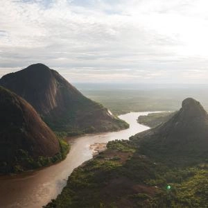 Vista panorámica Aéreas de los Cerros de Mavecure en Guanía. Colombia