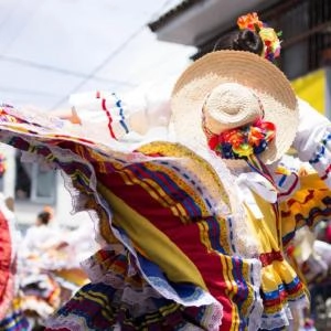 Pareja con traje típico en las fiestas de San Pedro y San Pablo