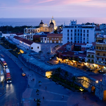 Un cálido atardecer en el centro histórico de Cartagena de Indias.
