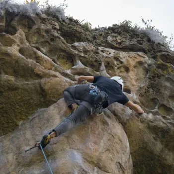 Escalar las rocas de Suesca, Colombia.