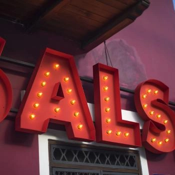 Salsa en Cali, letrero rojo del ritmo musical