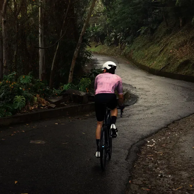 Ciclista en una ruta en medio de la naturaleza en Colombia.