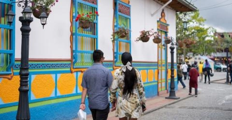 Vista de Guatapé con casas coloridas y la Piedra del Peñol al fondo
