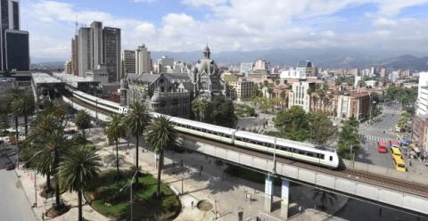Züge der Metro von Medellín mit Bergen im Hintergrund
