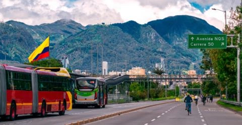 Rote Busse des TransMilenio-Systems in Bogotá