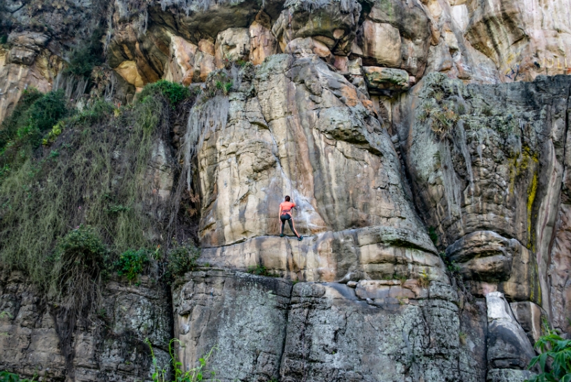 Turistas practicando escalada de roca en Suesca, Cundinamarca