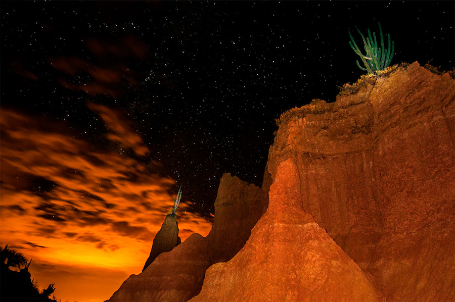 Una noche estrellada en el Desierto de la Tatacoa, uno de los mejores destinos para realizar viajes en moto por Colombia.