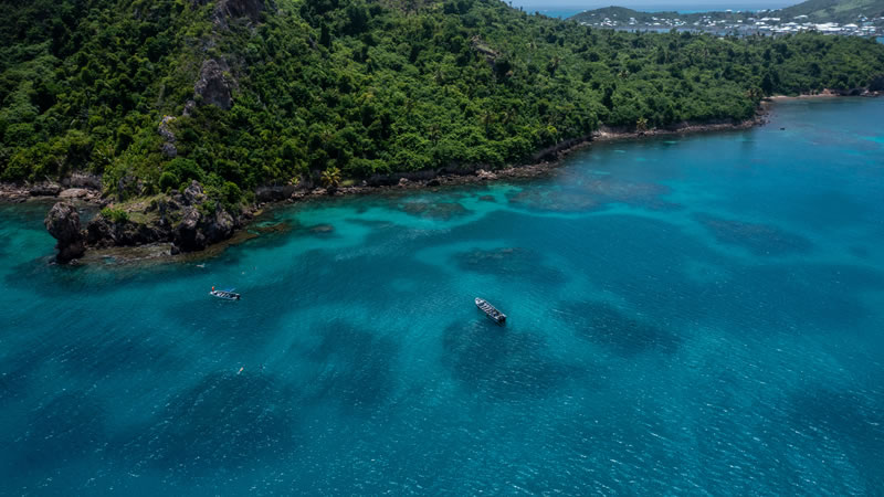 A person diving in San Andrés, one of the diving locations in Colombia.