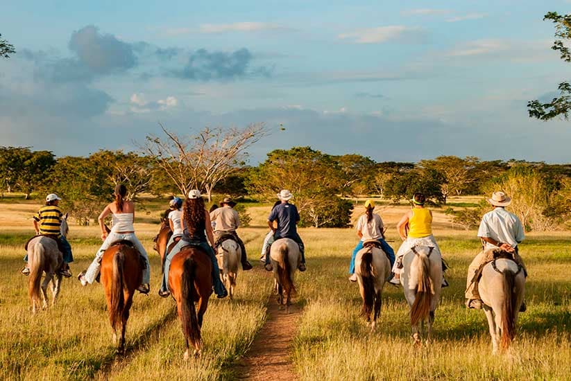 Turistas montando a caballo en los Llanos colombianos. 